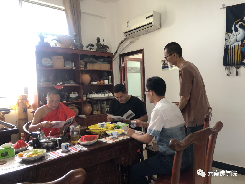 8释心源副院长在西双版纳总佛寺看望帕松列龙庄勐长老.png